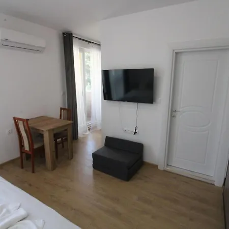 Menada Aphrodite Апартаменти